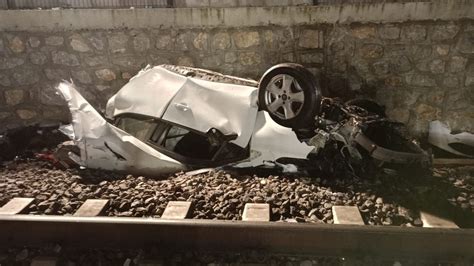 Bariyere çarpan otomobil ikiye bölünüp tren rayına düştü: 1 ölü, 2 ağır yaralıs